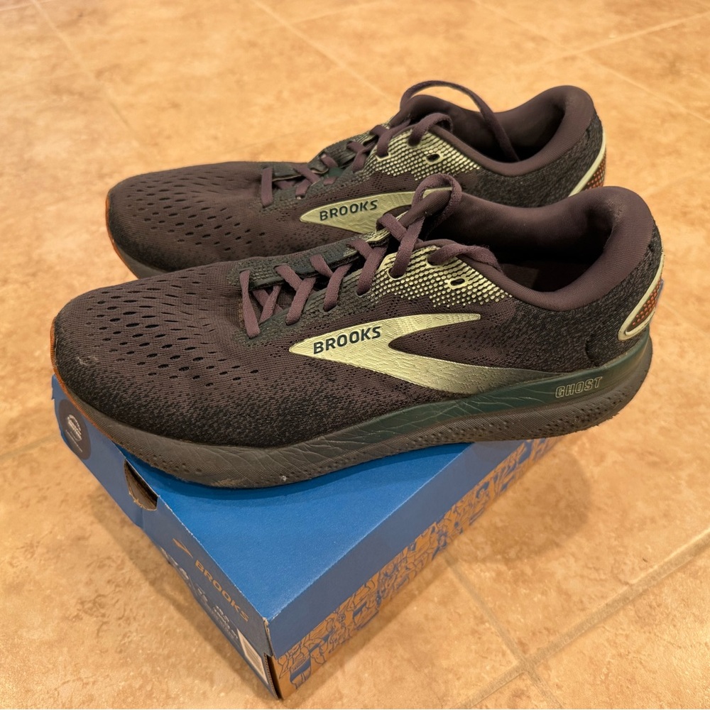 Brooks Ghost 16 black and green orange soles running shoes 10.5M